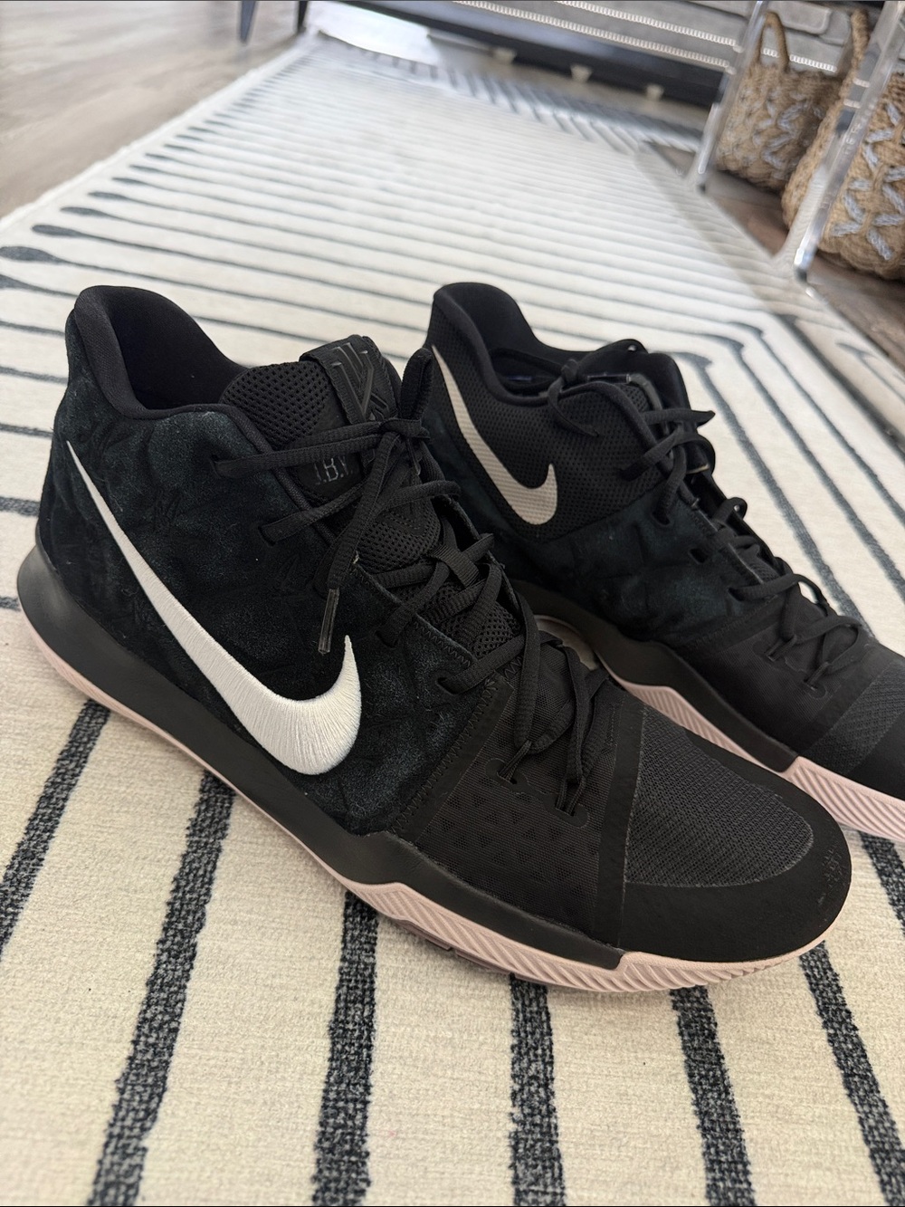 Nike Men's Black and Pink-Tone Low-Top Athletic Shoes with White Swoosh